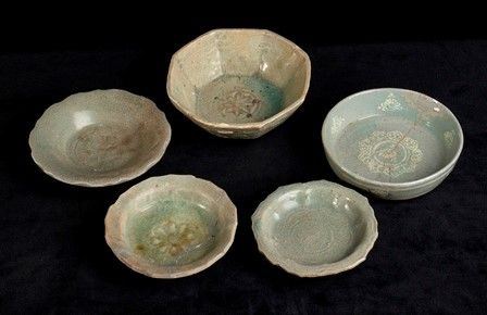 CINQUE PIATTINI IN CERAMICA CON INVETRIATURA CÉLADON
Corea, dinastia Goryeo, XI...