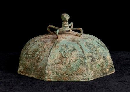 COPERCHIO OTTAGONALE IN BRONZO
Corea, dinastia Goryeo, XII-XIV secolo...  - Asta Arte Asiatica e Bonsai - Bertolami Fine Art - Casa d'Aste