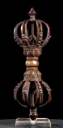 GRANDE VAJRA IN BRONZO
Tibet, XIX secolo...  - Auction Arte Asiatica e Bonsai - Bertolami Fine Art - Casa d'Aste