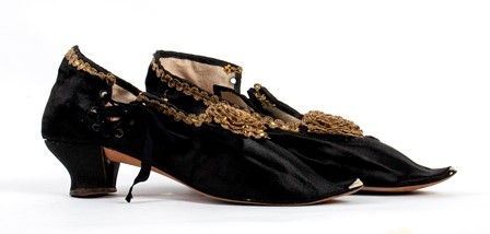 SCARPA DA LUTTO IN RASO E SETA
1870 / 1880...  - Auction Fashion & Luxury - Militaria e Ordini Cavallereschi - Memorabilia e Fotografia Antica - Bertolami Fine Art - Casa d'Aste