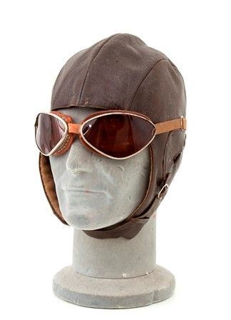  Cuffia da pilota con occhiali...  - Auction Fashion & Luxury - Militaria e Ordini Cavallereschi - Memorabilia e Fotografia Antica - Bertolami Fine Art - Casa d'Aste