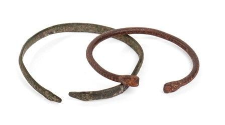 COPPIA DI BRACCIALI
Epoca romana
Bronzo, diam. interno max cm 6,5

Caratterizza...  - Auction Archeologia: dalla Preistoria al Medioevo con una selezione di letteratura archeologica. - Bertolami Fine Art - Casa d'Aste