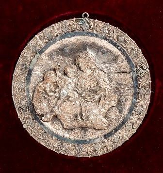 Placca italiana in argento 800/1000 raffigurante Madonna con bambino - inizio X...  - Auction GIOIELLI, OROLOGI, ARGENTI, ANTICHI AVORI, ICONE E ALTRI OGGETTI D’ARTE E DA COLLEZIONE Tra i gioielli, un lascito ereditario posto all’incanto in favore dell’Istituto Sant’Antonio di Padova Basilica del Santo. - Bertolami Fine Art - Casa d'Aste