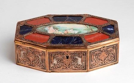 Scatola francese con pietre dure e placca in avorio - periodo Deco, inizio XX s...  - Asta GIOIELLI, OROLOGI, ARGENTI, ANTICHI AVORI, ICONE E ALTRI OGGETTI D’ARTE E DA COLLEZIONE Tra i gioielli, un lascito ereditario posto all’incanto in favore dell’Istituto Sant’Antonio di Padova Basilica del Santo. - Bertolami Fine Art - Casa d'Aste