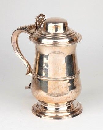 Tankard inglese georgiano in argento 925/1000 - Londra 1791, argentieri Peter &...  - Auction GIOIELLI, OROLOGI, ARGENTI, ANTICHI AVORI, ICONE E ALTRI OGGETTI D’ARTE E DA COLLEZIONE Tra i gioielli, un lascito ereditario posto all’incanto in favore dell’Istituto Sant’Antonio di Padova Basilica del Santo. - Bertolami Fine Art - Casa d'Aste