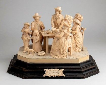 Gruppo scultoreo inglese in avorio di raffigurante Tea Garden - ultimo quarto X...  - Asta GIOIELLI, OROLOGI, ARGENTI, ANTICHI AVORI, ICONE E ALTRI OGGETTI D’ARTE E DA COLLEZIONE Tra i gioielli, un lascito ereditario posto all’incanto in favore dell’Istituto Sant’Antonio di Padova Basilica del Santo. - Bertolami Fine Art - Casa d'Aste