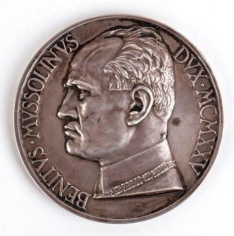 Grande medaglia commemorativa di Benito Mussolini....  - Auction Fashion & Luxury, Gioielli, Memorabilia, Militaria, Medaglie e Ordini Cavallereschi - Bertolami Fine Art - Casa d'Aste