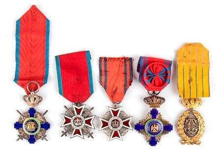 Lotto di 5 croci di cavaliere ed una medaglia di anzianità, Romania,...  - Asta Fashion & Luxury, Gioielli, Memorabilia, Militaria, Medaglie e Ordini Cavallereschi - Bertolami Fine Art - Casa d'Aste