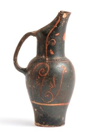 OINOCHOE A CARTOCCIO ETRUSCA SUDDIPINTA
Fine del IV - inizi III secolo a.C....