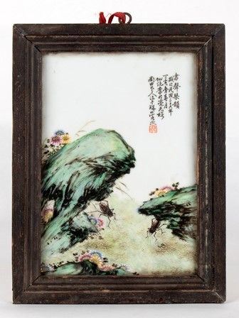 PLACCA IN PORCELLANA CON DECORO POLICROMO
Cina, XX secolo...  - Asta Arte Asiatica e Bonsai - Bertolami Fine Art - Casa d'Aste