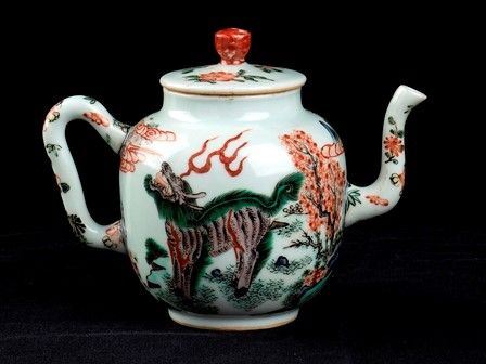 TEIERA CON COPERCHIO IN PORCELLANA 'FAMIGLIA VERDE'
Cina, dinastia Qing...  - Auction Arte Asiatica e Bonsai - Bertolami Fine Art - Casa d'Aste