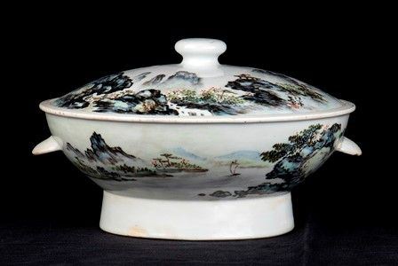 ZUPPIERA CON COPERCHIO IN PORCELLANA CON DECORO POLICROMO
Cina, XX secolo...  - Asta Arte Asiatica e Bonsai - Bertolami Fine Art - Casa d'Aste