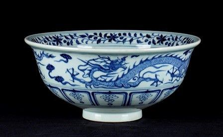 GRANDE CIOTOLA IN PORCELLANA 'BIANCO E BLU' CON DECORO DI DRAGHI
Cina, XX secol...  - Auction Arte Asiatica e Bonsai - Bertolami Fine Art - Casa d'Aste