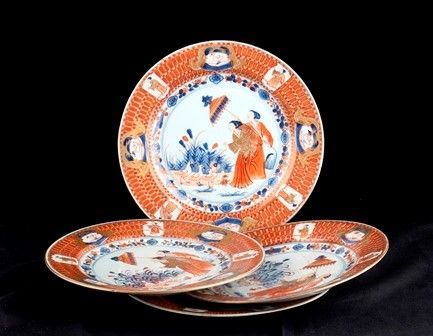 QUATTRO PIATTI 'IMARI' CON DECORO 'PRONK'
Cina, dinastia Qing, 1740 circa...  - Auction Arte Asiatica e Bonsai - Bertolami Fine Art - Casa d'Aste