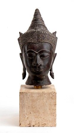 TESTA DI BUDDHA IN BRONZO
Thailandia, XIX secolo...  - Asta Arte Asiatica e Bonsai - Bertolami Fine Art - Casa d'Aste