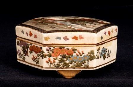 SCATOLA ESAGONALE CON COPERCHIO IN CERAMICA 'SATSUMA'
Giappone, periodo Meiji...  - Asta Arte Asiatica e Bonsai - Bertolami Fine Art - Casa d'Aste