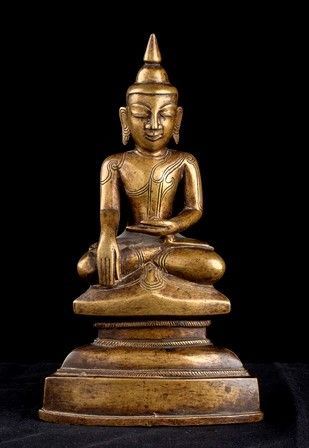 SCULTURA DI BUDDHA IN LEGA DI RAME
Birmania, XIX secolo...  - Auction Arte Asiatica e Bonsai - Bertolami Fine Art - Casa d'Aste