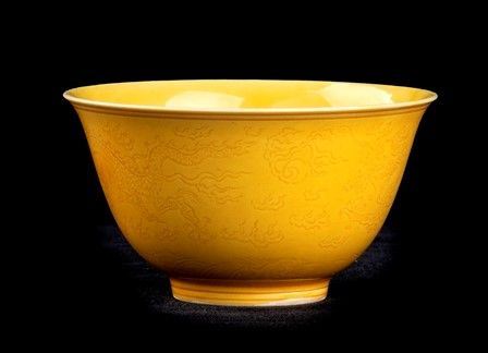 COPPA IN PORCELLANA CON INVETRIATURA GIALLO E DECORO INCISO DI DRAGO
Cina, marc...  - Asta Arte Asiatica e Tribale - Bertolami Fine Art - Casa d'Aste