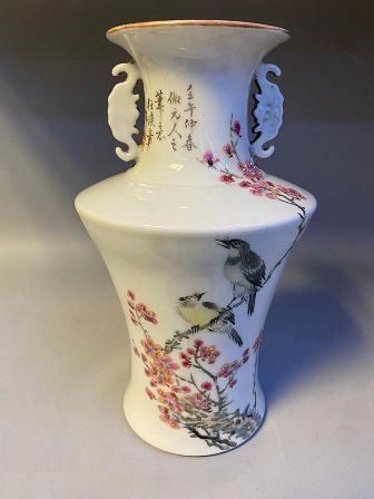 VASO A BALAUSTRO IN PORCELLANA CON DECORO POLICROMO
Cina, XX secolo...  - Auction Arte Asiatica e Bonsai - Bertolami Fine Art - Casa d'Aste