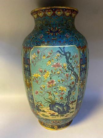 VASO A BALAUSTRO IN METALLO E SMALTI CLOISONNÉ
Cina, dinastia Qing, XIX secolo...  - Asta Arte Asiatica e Bonsai - Bertolami Fine Art - Casa d'Aste