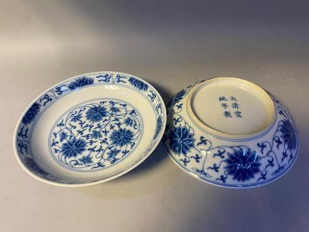 COPPIA DI PIATTI IN PORCELLANA 'BIANCO E BLU' CON DECORO DI FIORI DI LOTO
Cina,...  - Asta Arte Asiatica e Bonsai - Bertolami Fine Art - Casa d'Aste