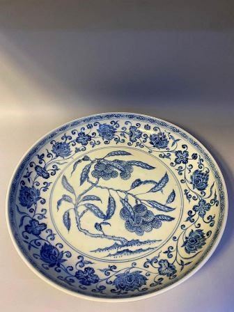 PIATTO IN PORCELLANA 'BIANCO E BLU' CON DECORO DI LITCHI
Cina, XX secolo...  - Auction Arte Asiatica e Bonsai - Bertolami Fine Art - Casa d'Aste