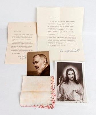 Padre Pio da Pietrelcina  fazzoletto...  - Auction Fashion & Luxury, Gioielli, Memorabilia, Militaria, Medaglie e Ordini Cavallereschi - Bertolami Fine Art - Casa d'Aste