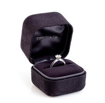 Anello solitario in platino, manifattura TIFFANY & Co...