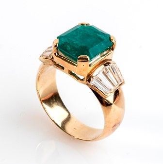 Anello con diamanti e smeraldo ...  - Asta Fashion & Luxury, Gioielli, Memorabilia, Militaria, Medaglie e Ordini Cavallereschi - Bertolami Fine Art - Casa d'Aste