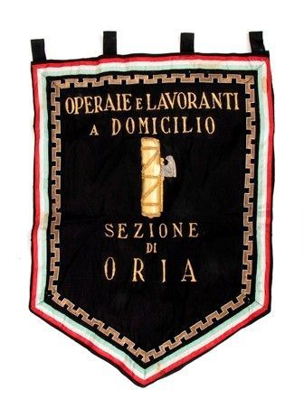 Italia, Regno, labaro dell'OND Operaie e lavoranti a domicilio  di Oria (Brindi...  - Auction Fashion & Luxury, Gioielli, Memorabilia, Militaria, Medaglie e Ordini Cavallereschi - Bertolami Fine Art - Casa d'Aste