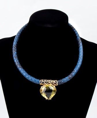 GIROCOLLO IN PITONE BLU E PENDENTE CITRINO LEMON INCASTONATO IN BRONZO DORATO ...  - Auction Fashion & Luxury, Gioielli, Memorabilia, Militaria, Medaglie e Ordini Cavallereschi - Bertolami Fine Art - Casa d'Aste