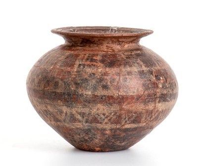 OLLA ETRUSCA “WHITE-ON-RED”
Fine del VII - inizi del VI secolo a.C....  - Asta Archeologia: dalla Preistoria al Medioevo con una selezione di letteratura archeologica. - Bertolami Fine Art - Casa d'Aste