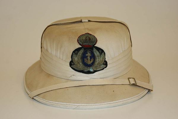 Casco coloniale della regia marina...  - Auction Fashion & Luxury, Gioielli, Memorabilia, Militaria, Medaglie e Ordini Cavallereschi - Bertolami Fine Art - Casa d'Aste