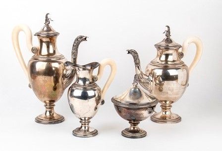 Servizio italiano da tè e caffè in argento 800/1000 - Milano, periodo fascista,...  - Auction GIOIELLI, OROLOGI, ARGENTI, ANTICHI AVORI, ICONE E ALTRI OGGETTI D’ARTE E DA COLLEZIONE Tra i gioielli, un lascito ereditario posto all’incanto in favore dell’Istituto Sant’Antonio di Padova Basilica del Santo. - Bertolami Fine Art - Casa d'Aste