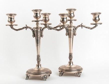 Coppia di candelabri italiani in argento 800/1000 - Milano anni '60, argentieri...  - Asta GIOIELLI, OROLOGI, ARGENTI, ANTICHI AVORI, ICONE E ALTRI OGGETTI D’ARTE E DA COLLEZIONE Tra i gioielli, un lascito ereditario posto all’incanto in favore dell’Istituto Sant’Antonio di Padova Basilica del Santo. - Bertolami Fine Art - Casa d'Aste