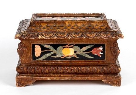 Cofanetto Grand Tour Italiano in legno e commesso di pietre dure -  XIX secolo...  - Auction GIOIELLI, OROLOGI, ARGENTI, ANTICHI AVORI, ICONE E ALTRI OGGETTI D’ARTE E DA COLLEZIONE Tra i gioielli, un lascito ereditario posto all’incanto in favore dell’Istituto Sant’Antonio di Padova Basilica del Santo. - Bertolami Fine Art - Casa d'Aste