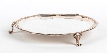 Salver italiano in argento - Genova 1772

Salver italiano in argento con bordo ...