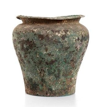 STAMNOS ETRUSCO
Seconda metà del IV secolo a.C.
Bronzo, alt. cm 23; diam. cm 20...  - Auction Archeologia: dalla Preistoria al Medioevo con una selezione di letteratura archeologica. - Bertolami Fine Art - Casa d'Aste