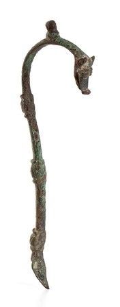 ANSA DECORATA
II - I secolo a.C.
Bronzo, alt. cm 21

Pertinente ad una brocca, ...