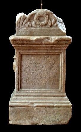 ARA IN MARMO CON EPIGRAFE
Età Flavia, seconda metà del I secolo d.C....  - Auction Archeologia: dalla Preistoria al Medioevo con una selezione di letteratura archeologica. - Bertolami Fine Art - Casa d'Aste