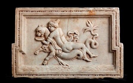 PORZIONE DI SARCOFAGO MARMOREO
Epoca romana medio imperiale con rilavorazioni p...  - Auction Archeologia: dalla Preistoria al Medioevo con una selezione di letteratura archeologica. - Bertolami Fine Art - Casa d'Aste