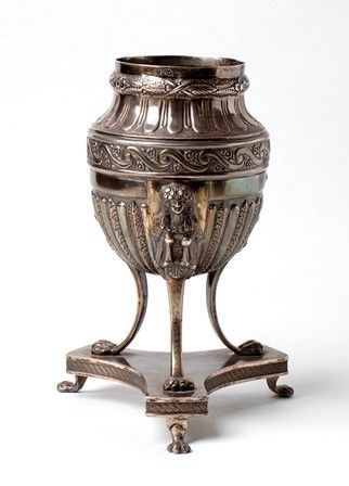 Vaso italiano in argento - XIX secolo...  - Auction GIOIELLI, OROLOGI, ARGENTI, ANTICHI AVORI, ICONE E ALTRI OGGETTI D’ARTE E DA COLLEZIONE Tra i gioielli, un lascito ereditario posto all’incanto in favore dell’Istituto Sant’Antonio di Padova Basilica del Santo. - Bertolami Fine Art - Casa d'Aste