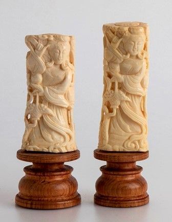 Coppia di sculture giapponesi in tricheco - inizio XX secolo...  - Auction GIOIELLI, OROLOGI, ARGENTI, ANTICHI AVORI, ICONE E ALTRI OGGETTI D’ARTE E DA COLLEZIONE Tra i gioielli, un lascito ereditario posto all’incanto in favore dell’Istituto Sant’Antonio di Padova Basilica del Santo. - Bertolami Fine Art - Casa d'Aste