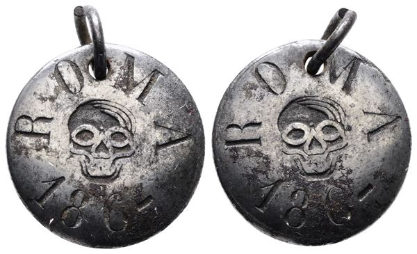 ROMA. Interessante ciondolo risorgimentale raffigurante un teschio su entrambi i lati e la scritta "ROMA / 186-". Ag; 4,05gr; 17,5mm 