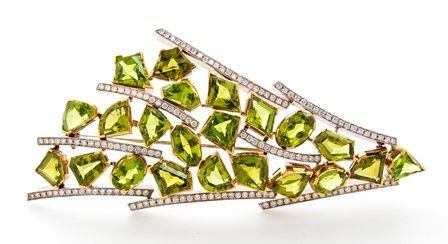 Spilla con diamanti e peridoti  ...  - Auction GIOIELLI, OROLOGI, ARGENTI, ANTICHI AVORI, ICONE E ALTRI OGGETTI D’ARTE E DA COLLEZIONE Tra i gioielli, un lascito ereditario posto all’incanto in favore dell’Istituto Sant’Antonio di Padova Basilica del Santo. - Bertolami Fine Art - Casa d'Aste