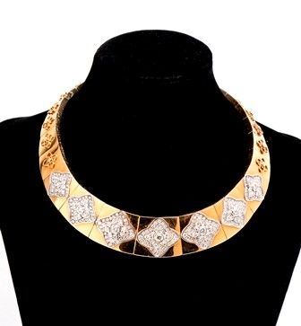 Girocollo con diamanti...  - Asta GIOIELLI, OROLOGI, ARGENTI, ANTICHI AVORI, ICONE E ALTRI OGGETTI D’ARTE E DA COLLEZIONE Tra i gioielli, un lascito ereditario posto all’incanto in favore dell’Istituto Sant’Antonio di Padova Basilica del Santo. - Bertolami Fine Art - Casa d'Aste
