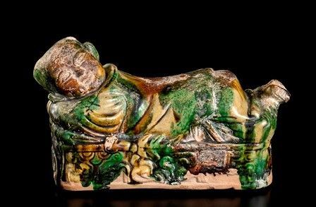 CUSCINO IN CERAMICA CON INVETRIATURA SANCAI A FORMA DI RAGAZZO ADDORMENTATO
Cin...  - Auction Arte Asiatica e Tribale - Bertolami Fine Art - Casa d'Aste