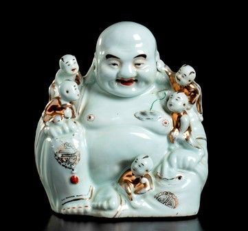 BUDAI CON BAMBINI IN PORCELLANA PARZIALMENTE DORATA
Cina, XX secolo...  - Asta Arte Asiatica e Tribale - Bertolami Fine Art - Casa d'Aste