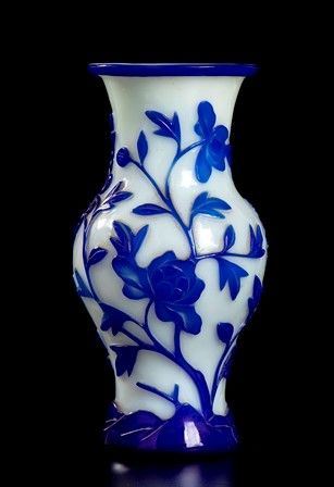 VASO IN VETRO CON DECORO FLOREALE A RILIEVO
Cina, inizio del XX secolo...  - Asta Arte Asiatica e Tribale - Bertolami Fine Art - Casa d'Aste