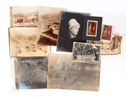 Lotto di più di dieci stampe fotografiche di scavi archeologici e reperti, 1890...